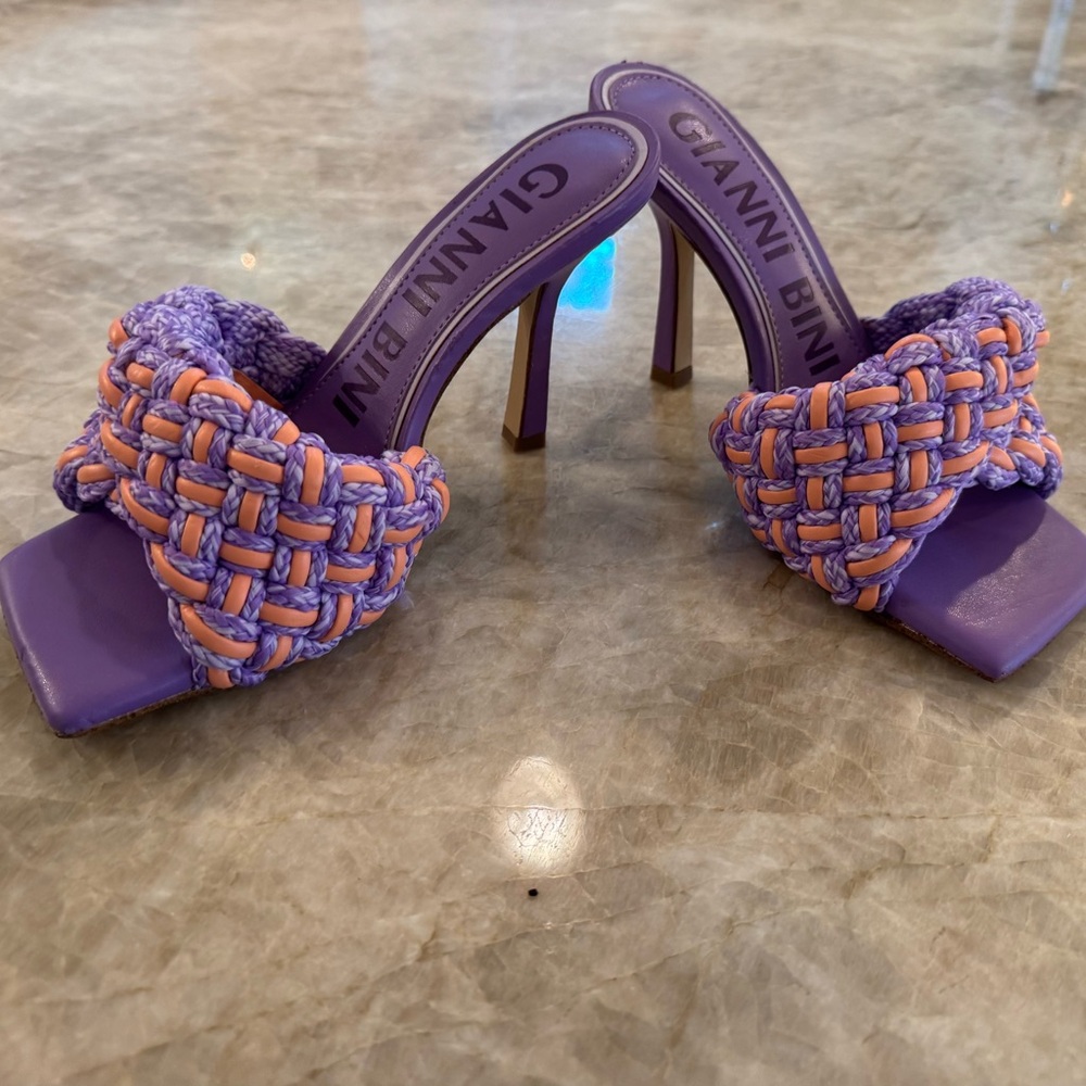 NWOB Chic woven design Gianni Bini Bibby woven sandals / slides/ heels
size 7